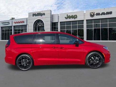New 2026 Chrysler Pacifica Limited w/ S Appearance Package FWD image 2