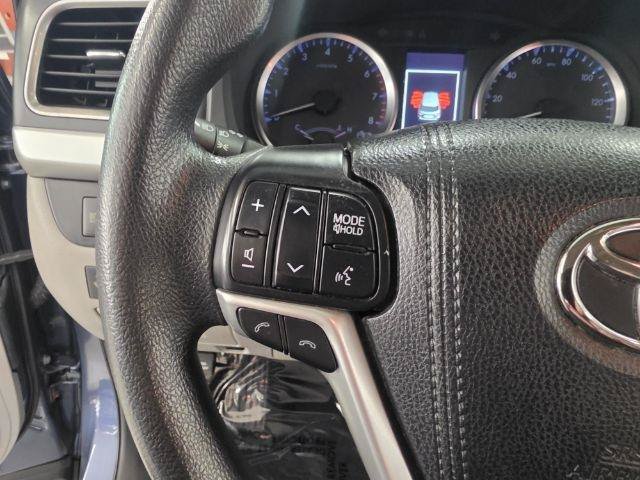 Used 2018 Toyota Highlander LE w/ Carpet Mat Package (TMS) FWD image 12
