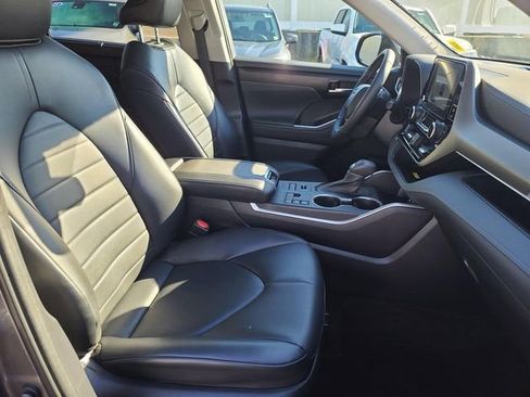 Used 2023 Toyota Highlander XLE AWD/4WD image 20