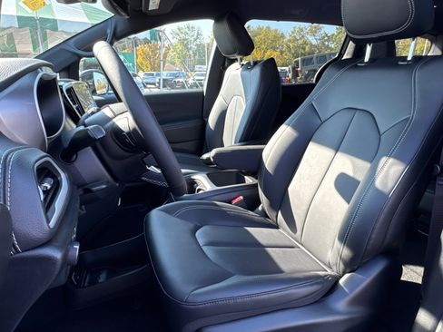 New 2026 Chrysler Pacifica Select image 9