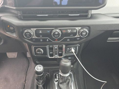 Used 2025 Jeep Gladiator Sport image 12