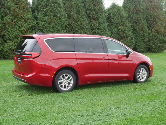 Used 2025 Chrysler Pacifica Select FWD image 11