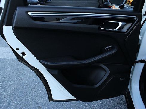 Used 2018 Porsche Macan image 17
