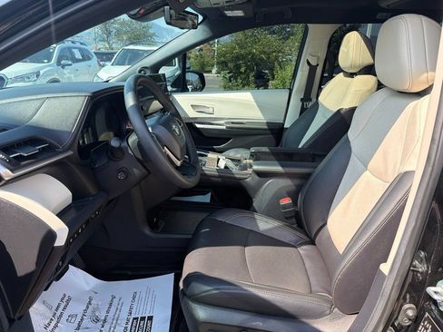 Used 2025 Toyota Sienna Platinum AWD/4WD image 24