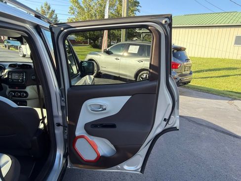 Used 2015 Jeep Renegade Latitude FWD image 22