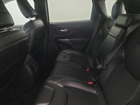 Used 2019 Jeep Cherokee Latitude Plus w/ Comfort/Convenience Group image 18