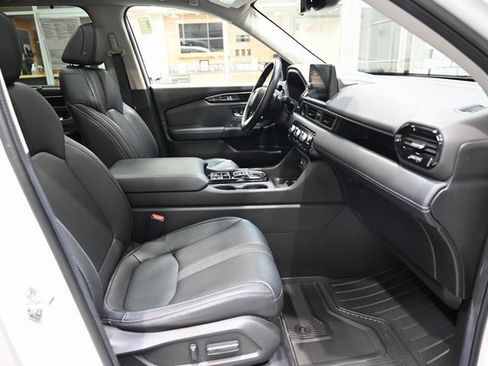 Used 2024 Honda Pilot Touring image 10