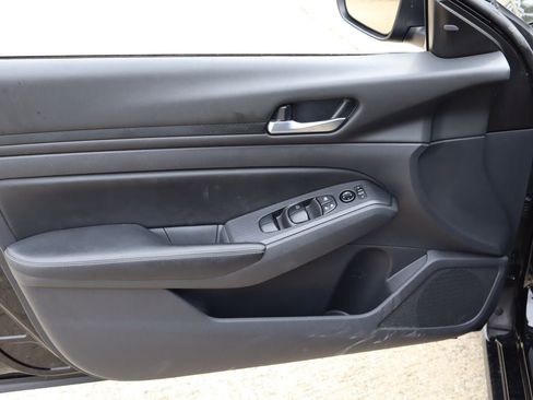 Used 2025 Nissan Altima 2.5 SV FWD image 19