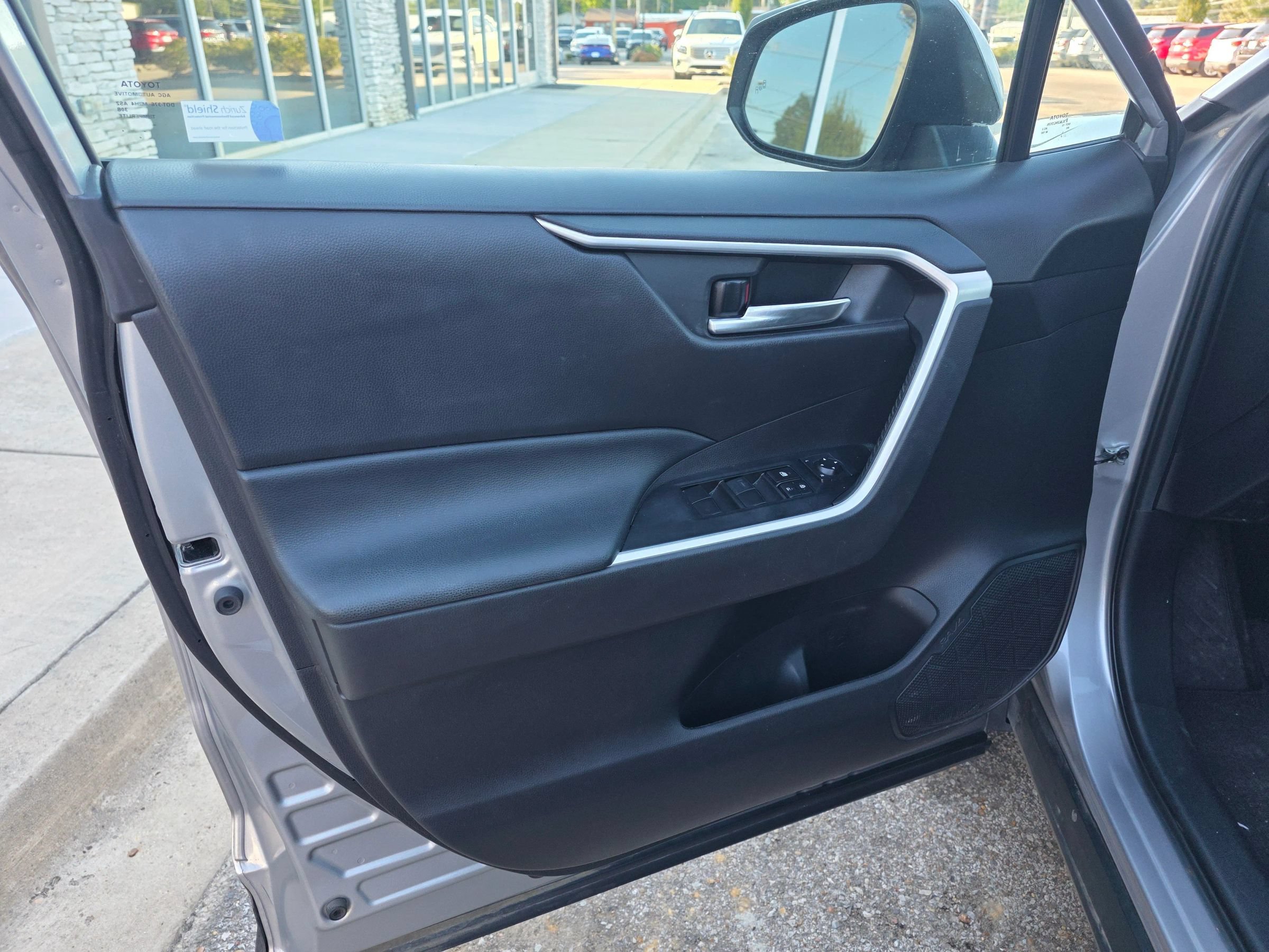 Used 2021 Toyota RAV4 XLE w/ Convenience Package FWD image 12