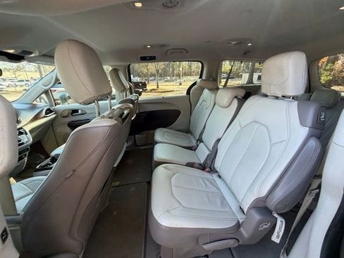 Used 2017 Chrysler Pacifica Touring-L Plus w/ Tire & Wheel Group image 15