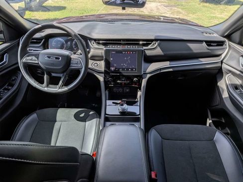 Used 2025 Jeep Grand Cherokee L Altitude RWD image 15