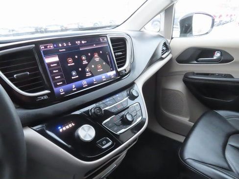 Used 2024 Chrysler Pacifica Touring-L image 36