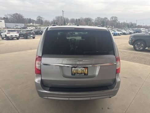 Used 2014 Chrysler Town & Country Touring-L w/ Driver Convenience Group image 5