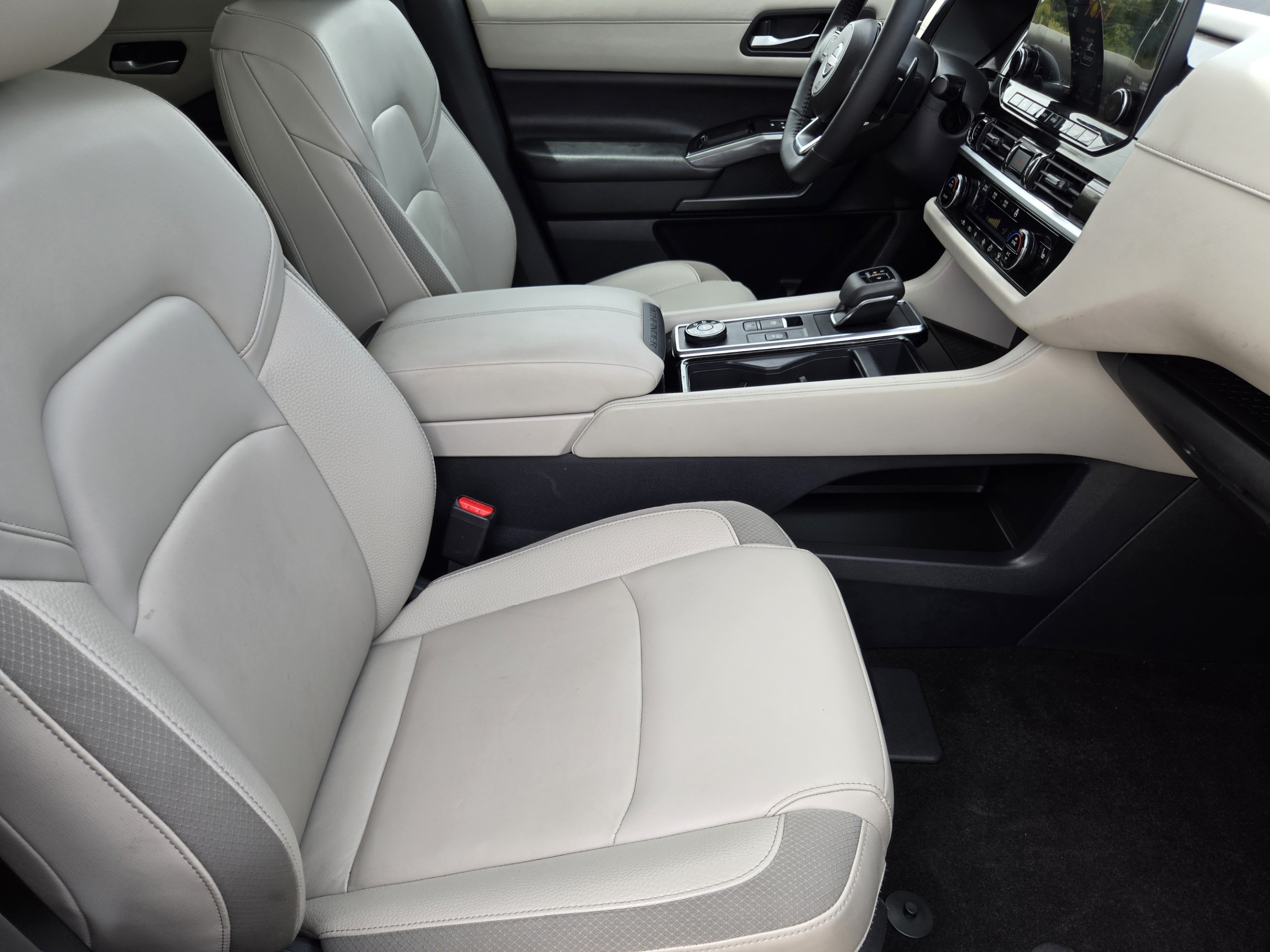 Used 2024 Nissan Pathfinder SL AWD/4WD image 10