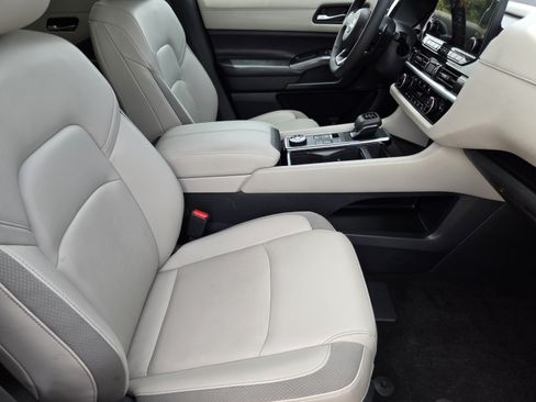 Used 2024 Nissan Pathfinder SL AWD/4WD image 10