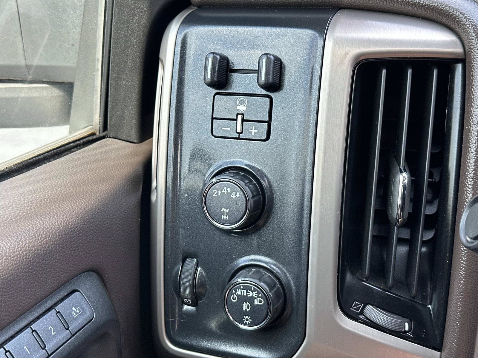 Used 2017 GMC Sierra 2500 Denali w/ Duramax Plus Package AWD/4WD image 23