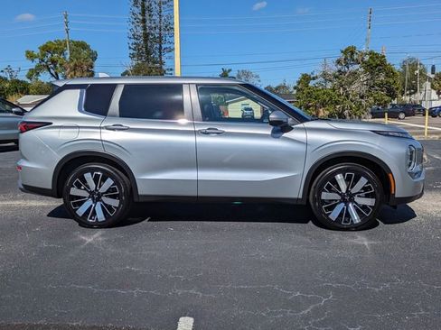 New 2025 Mitsubishi Outlander SE image 4