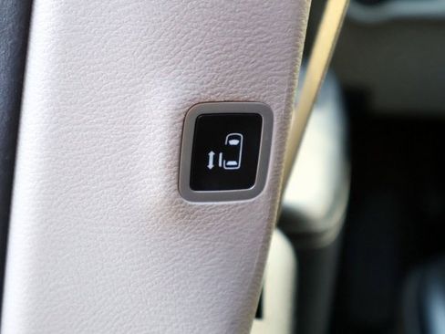 Used 2023 Chrysler Pacifica Touring-L image 23