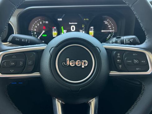 Used 2025 Jeep Wrangler Unlimited Sahara AWD/4WD image 24