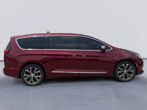 Used 2017 Chrysler Pacifica Limited FWD image 2