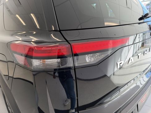 Used 2024 Nissan Pathfinder S image 48