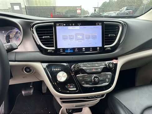 Used 2024 Chrysler Pacifica Touring-L image 30