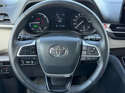 Used 2023 Toyota Sienna XLE FWD image 28