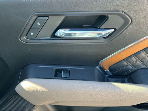 Used 2023 GMC Canyon Denali image 18