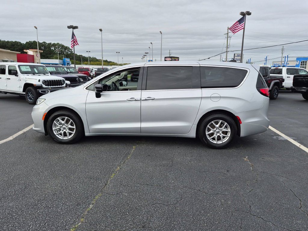 Used 2024 Chrysler Pacifica Touring-L FWD image 6