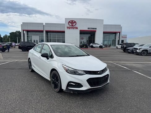 Used 2018 Chevrolet Cruze LT w/ Convenience Package FWD image 3