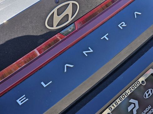Certified 2025 Hyundai Elantra SE FWD image 7