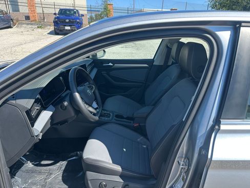 Used 2025 Volkswagen Jetta SE image 25