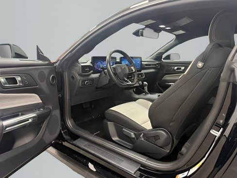 Used 2025 Ford Mustang GT RWD image 9