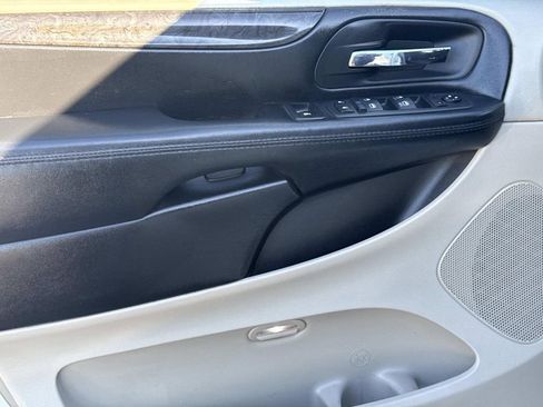 Used 2019 Dodge Grand Caravan SE w/ UConnect Hands-Free Group image 17