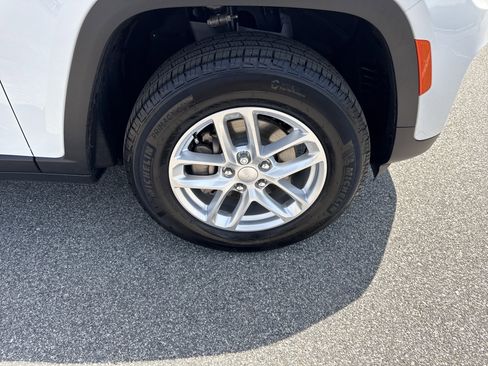 Used 2025 Jeep Grand Cherokee Laredo X image 12