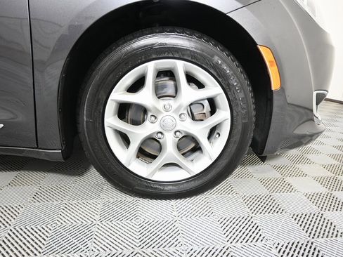 Used 2020 Chrysler Pacifica Limited image 11