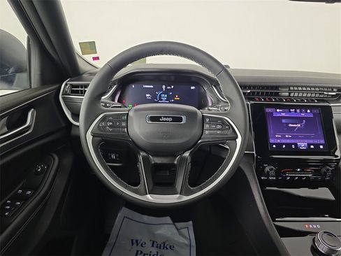 Used 2025 Jeep Grand Cherokee L Laredo image 15