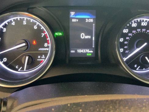 Used 2020 Toyota Camry SE w/ Convenience Package FWD image 10