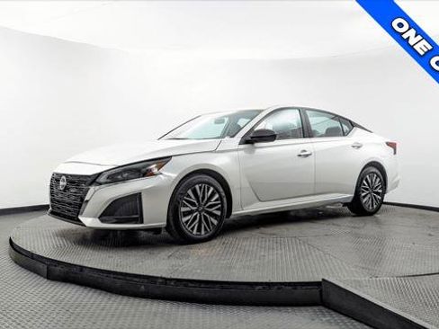 Used 2025 Nissan Altima 2.5 SV image 2