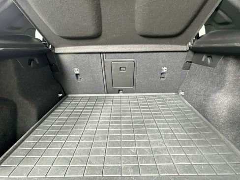 Used 2023 Volvo XC40 B4 Core w/ Convenience Package image 24