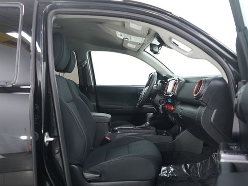 Used 2021 Toyota Tacoma SR5 w/ Trail Edition image 11