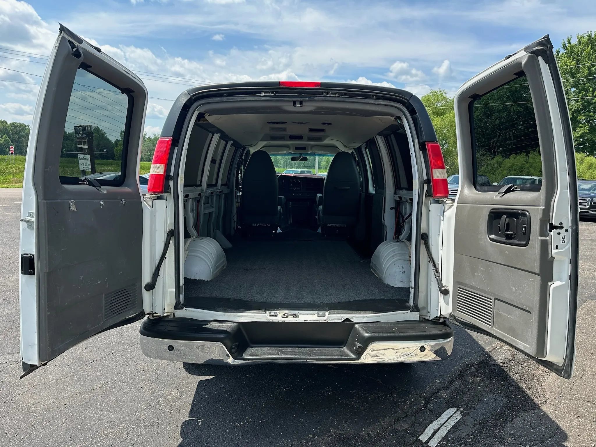 Used 2015 Chevrolet Express 2500 LT w/ LT Preferred Equipment Group RWD image 9