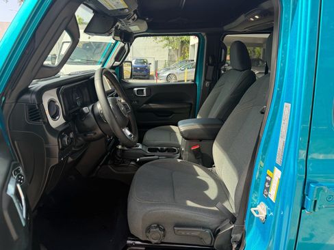 Used 2024 Jeep Wrangler Unlimited Sahara AWD/4WD image 10