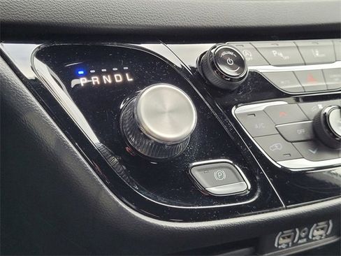 Certified 2025 Chrysler Pacifica Select image 12