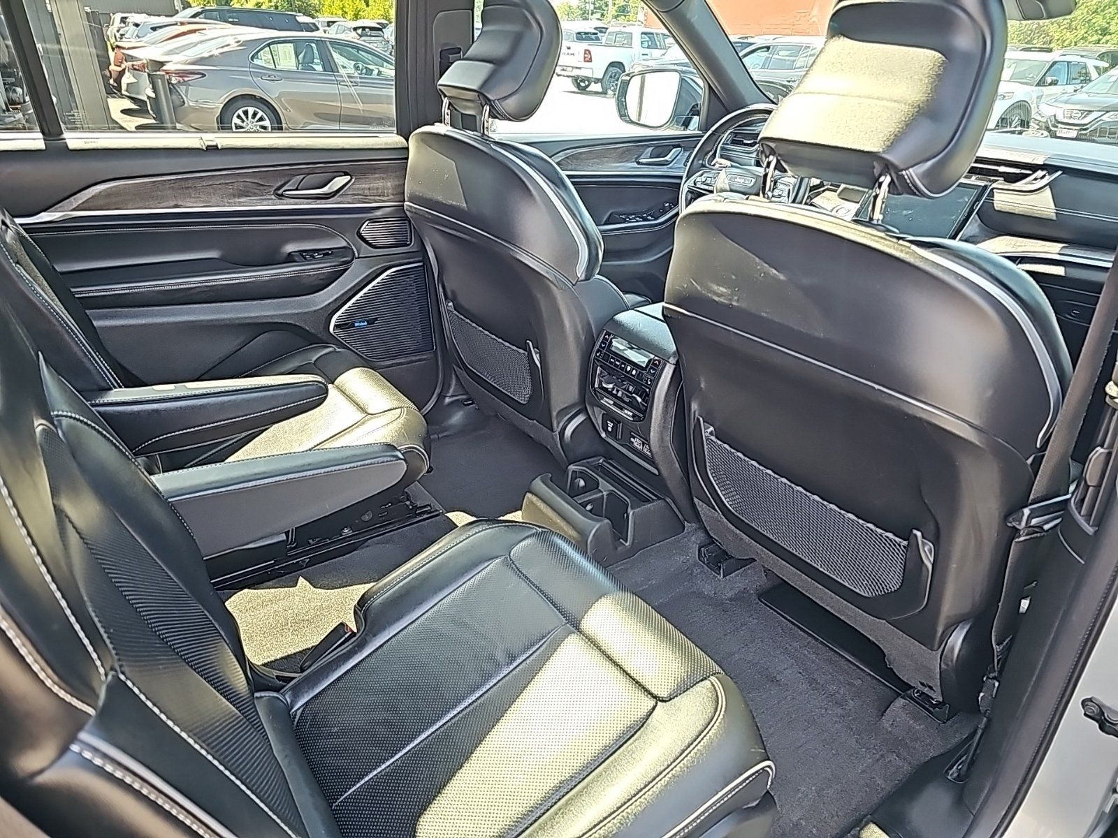 Used 2021 Jeep Grand Cherokee L Overland w/ Luxury Tech Group IV AWD/4WD image 17