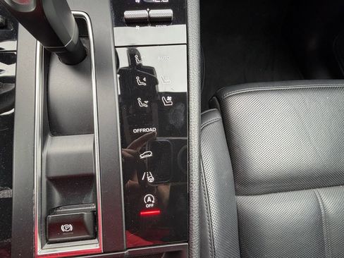 Used 2024 Porsche Macan image 25