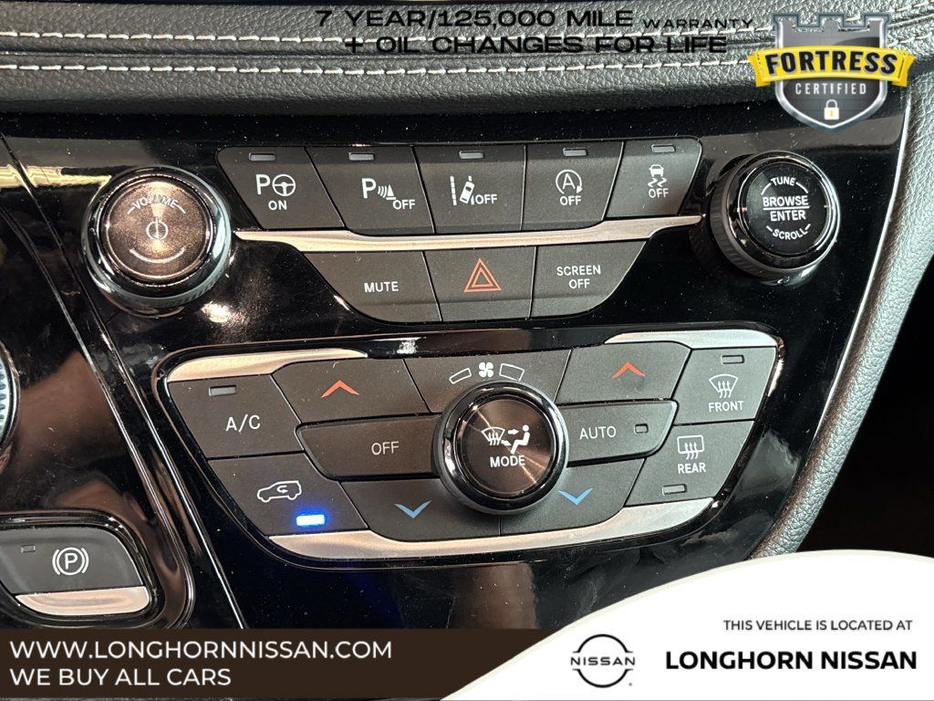 Used 2025 Chrysler Pacifica Select AWD/4WD image 17