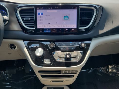 Used 2024 Chrysler Pacifica Touring-L image 17