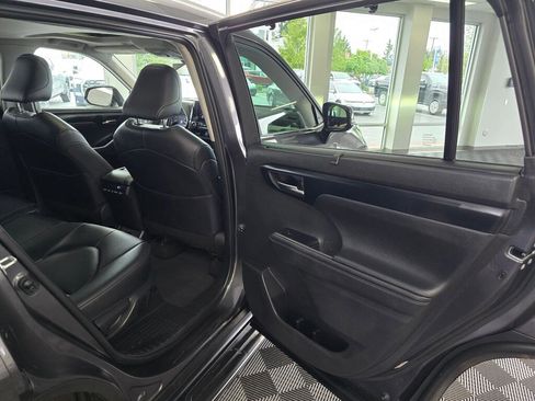 Used 2024 Toyota Highlander XLE AWD/4WD image 41