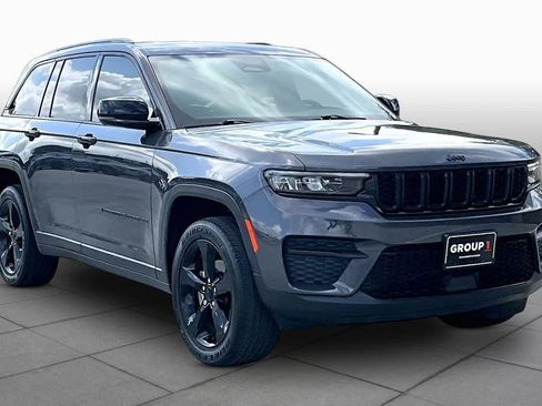 Used 2023 Jeep Grand Cherokee Altitude image 3